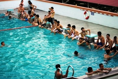 'Tẩy' nước bể bơi bằng Clohydric: Tiềm ẩn bệnh ngoài da